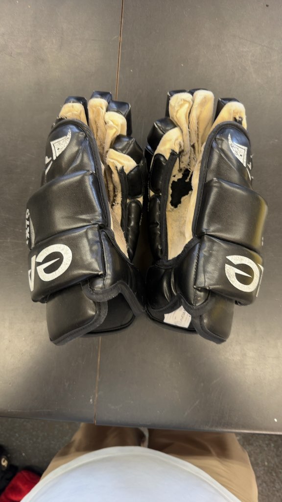 Eagle X70 Hockey Gloves Black Used 12.5"
Need to be repalmed but these beauty leather gloves will be good to go after that.