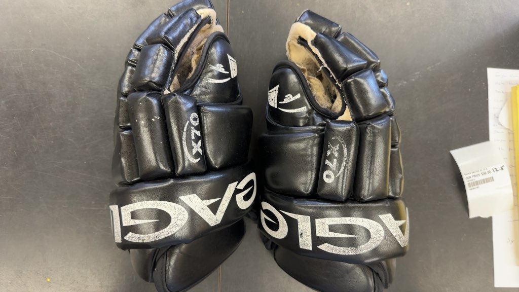 Eagle X70 Hockey Gloves Black Used 12.5"
Need to be repalmed but these beauty leather gloves will be good to go after that.