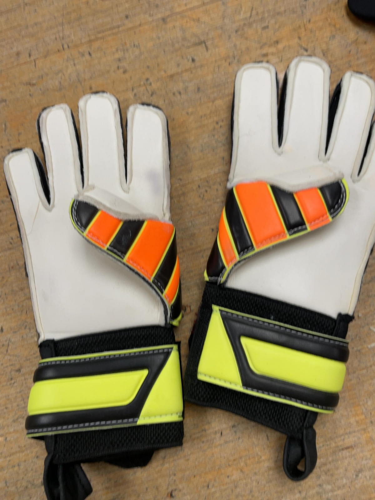 Admiral Goalie Gloves Size 3 Neon