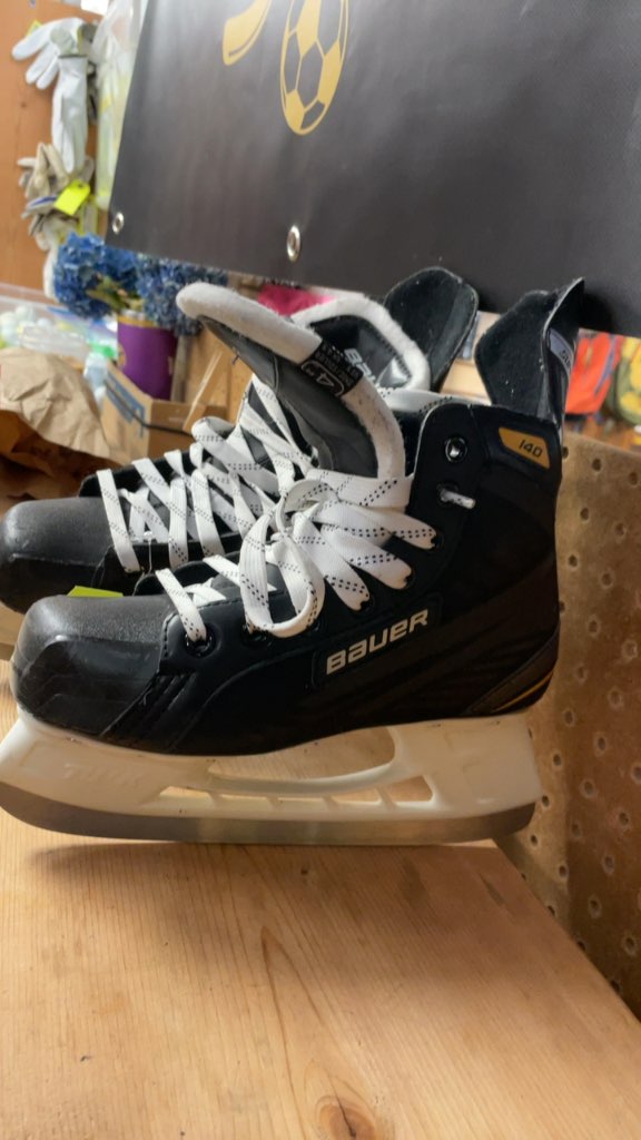 Bauer 140 Hockey Skates - Size 4