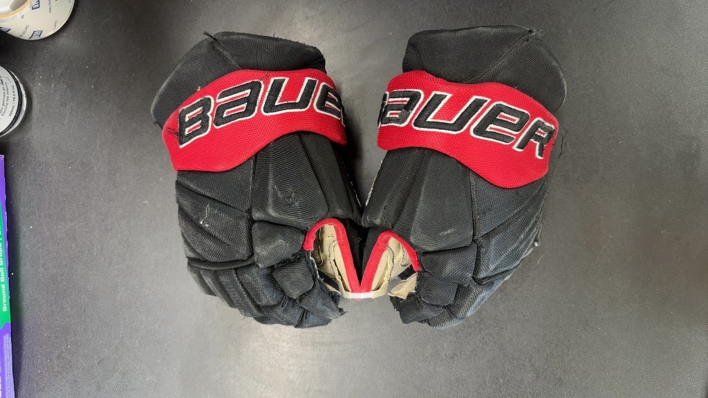 Bauer Hockey Gloves Port Alberni Bulldogs Used 14" pro gloves 
Hole in one palm