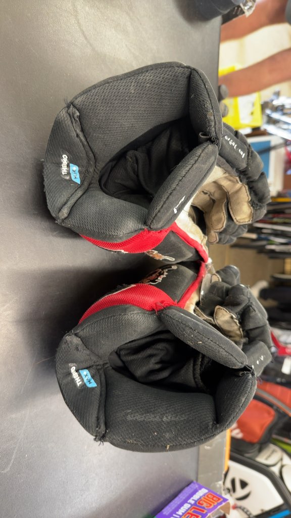 Bauer Hockey Gloves Port Alberni Bulldogs Used 14" pro gloves 
Hole in one palm
