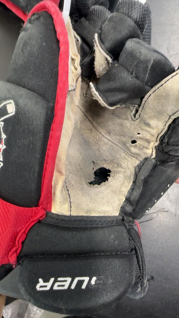 Bauer Hockey Gloves Port Alberni Bulldogs Used 14" pro gloves 
Hole in one palm