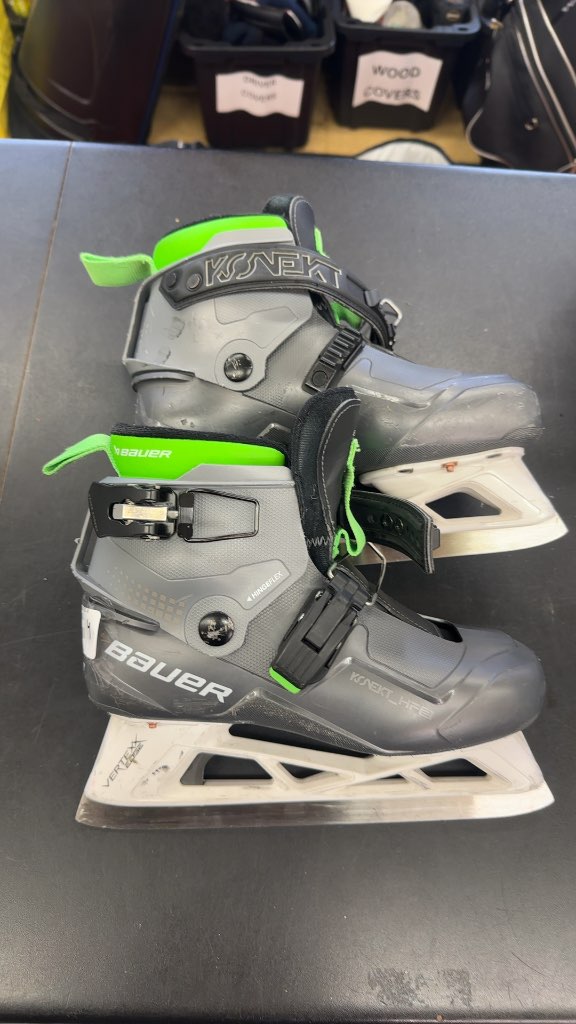 Bauer KONEKT HF2 Goalie Skates - Size 4
In very good shape