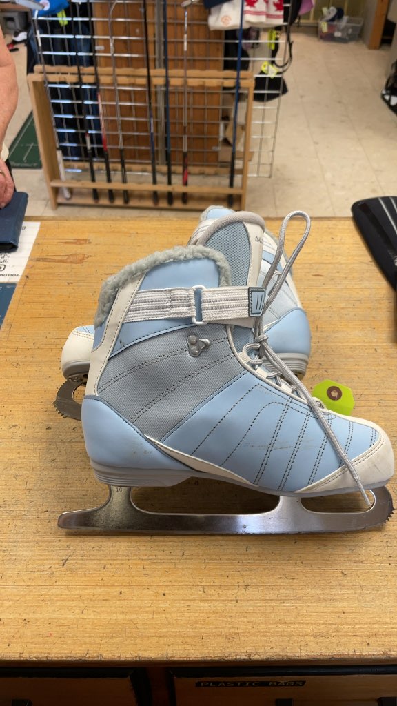 Bauer Size 9 Figure Skates - Blue