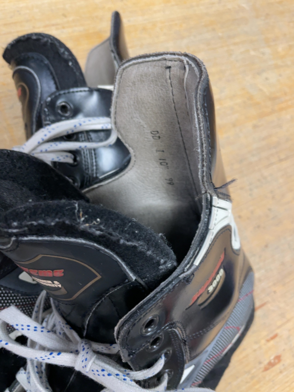 Bauer Supreme 3000 Size 10.5 Hockey Skates