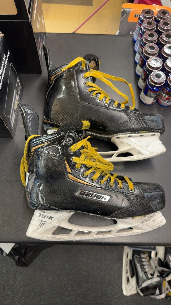 Bauer Supreme Matrix Hockey Skates - Size 8.5 in good shape, no steel