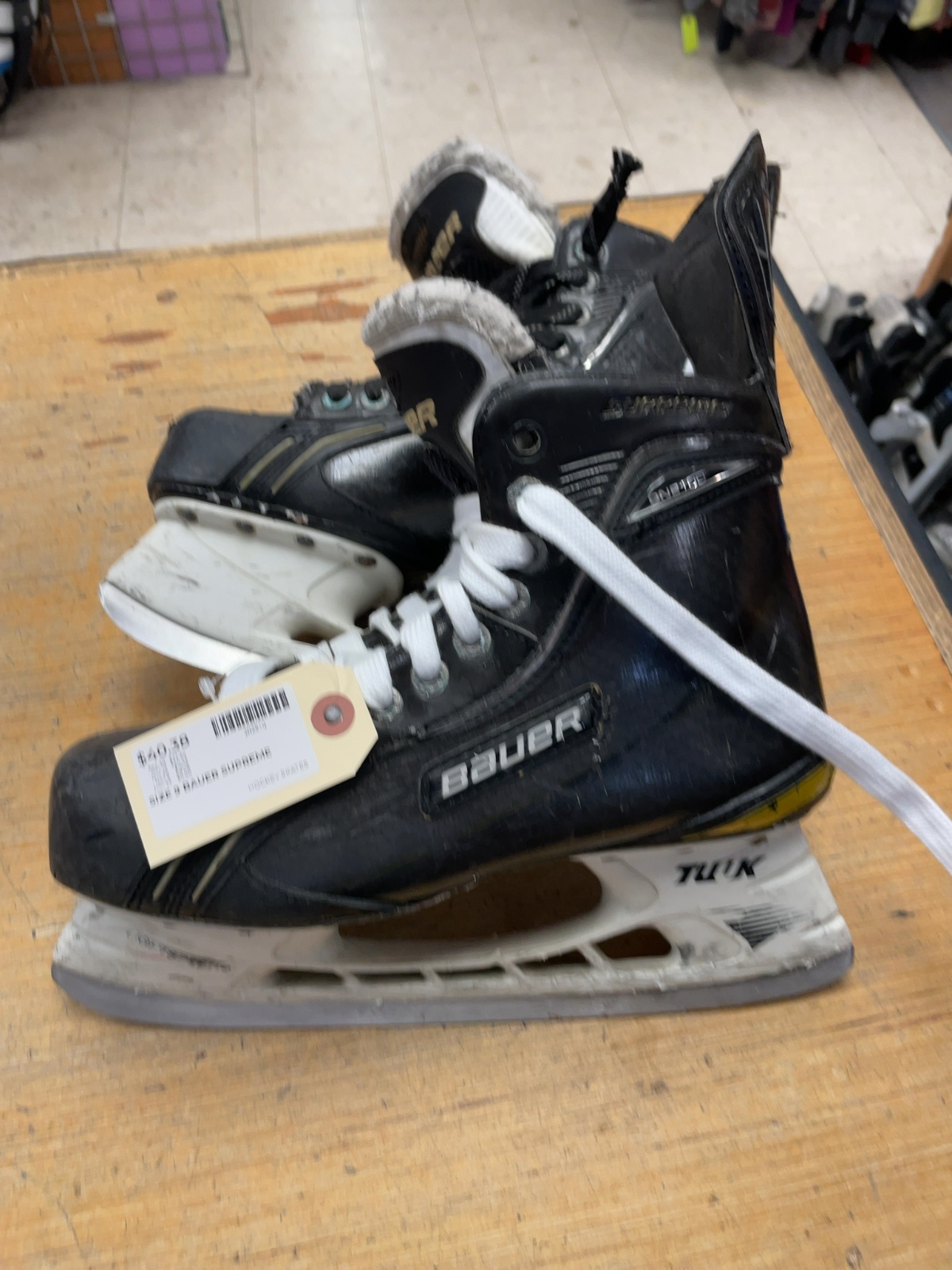 Bauer Supreme One100 Size 9 D Hockey Skates
