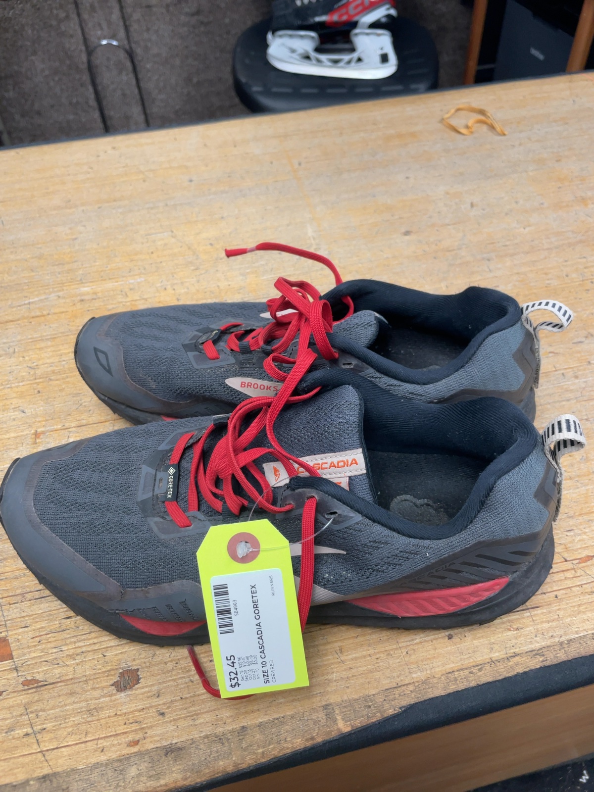 Brooks Cascadia Gore-Tex Size 10 Grey/Red Runners