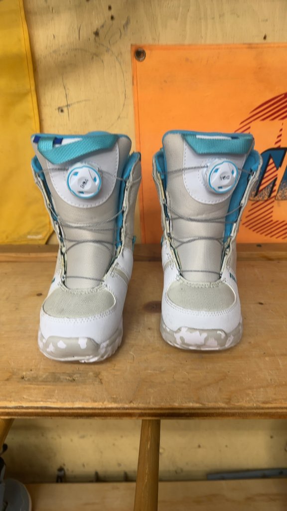 Burton Grom BOA Girls' Snowboard Boots White/Teal Good Condition Size 12C