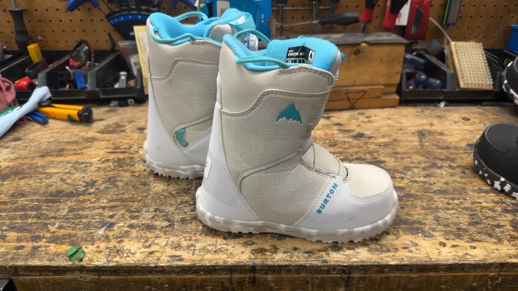 Burton Snowboard Boots Grom BOA Girls Good Condition Size 3