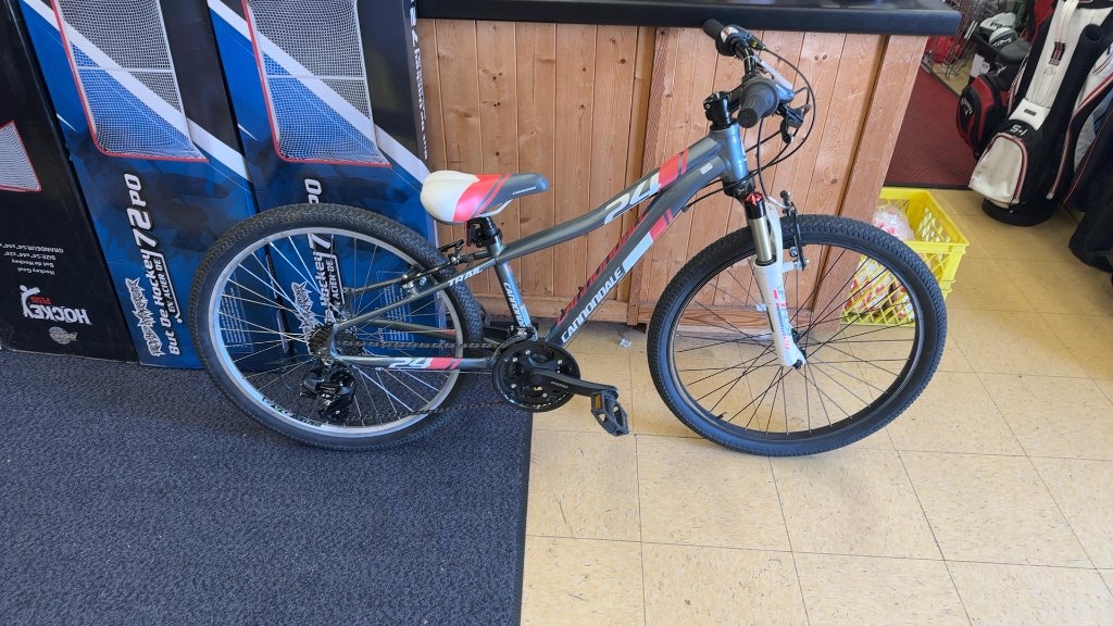 Cannondale Trail 24 Kids Mountain Bike-in very good shape.