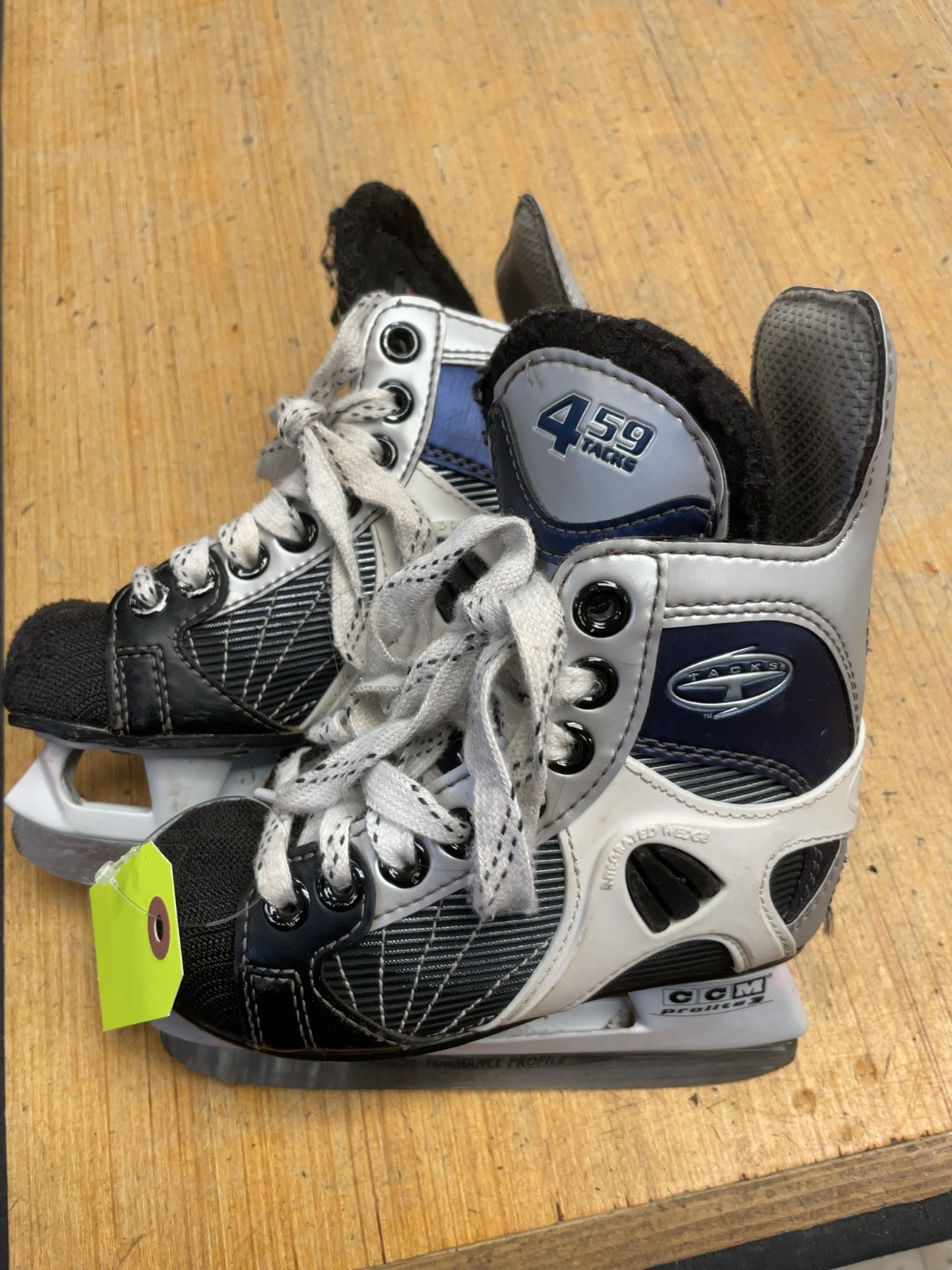 CCM 459 Tacks Size 9C Hockey Skates