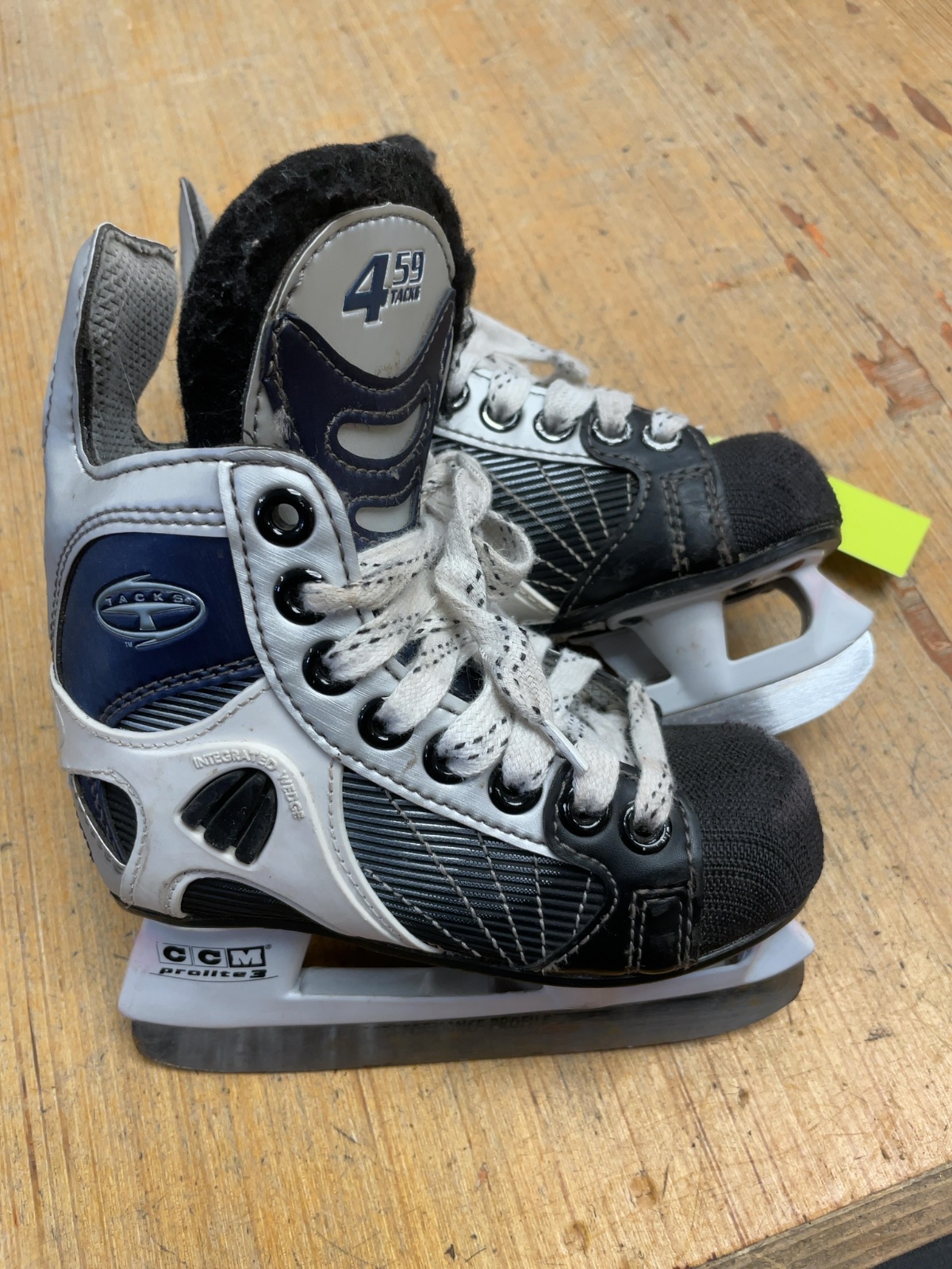 CCM 459 Tacks Size 9C Hockey Skates