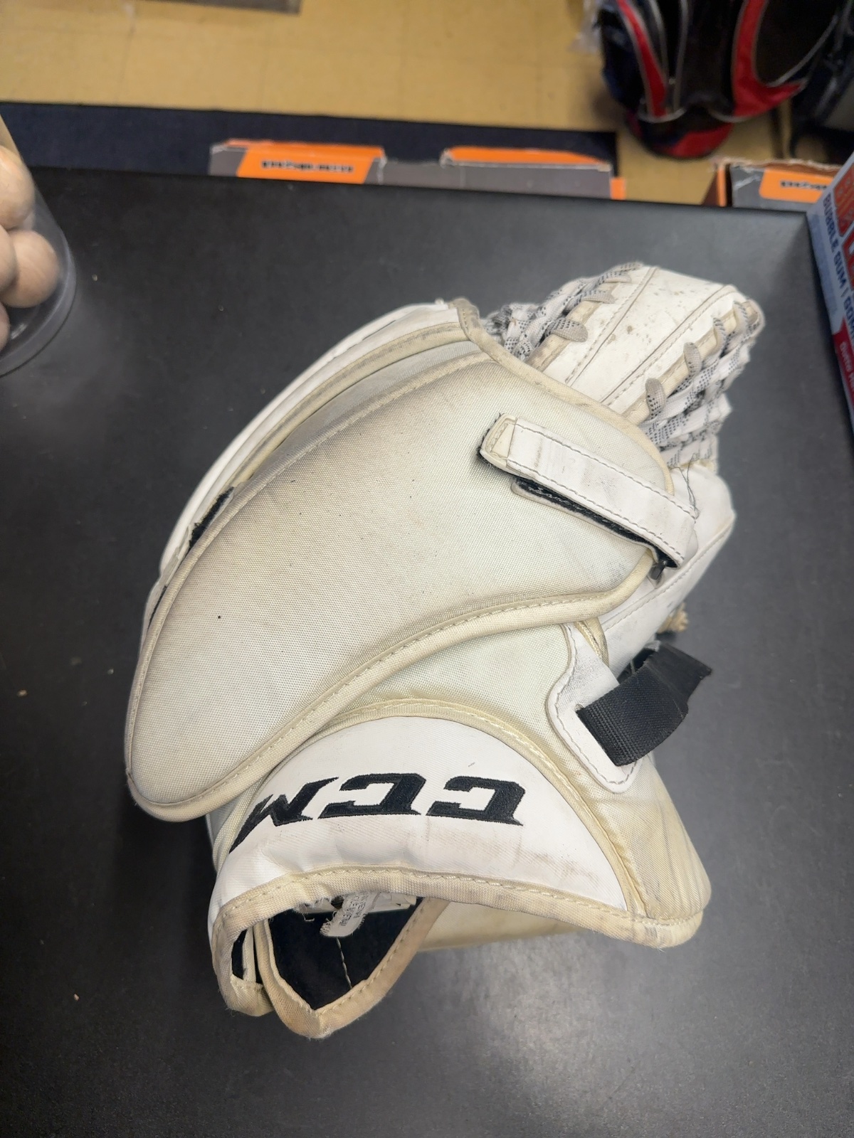 CCM Axis 1.9 Intermediate Goalie Catcher