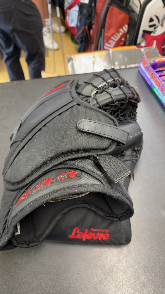 CCM Goalie Catcher Extreme Flex 4 Regular Used Black/Red
Ripped on the upper right hand of the glove but otherwise in good shape.
