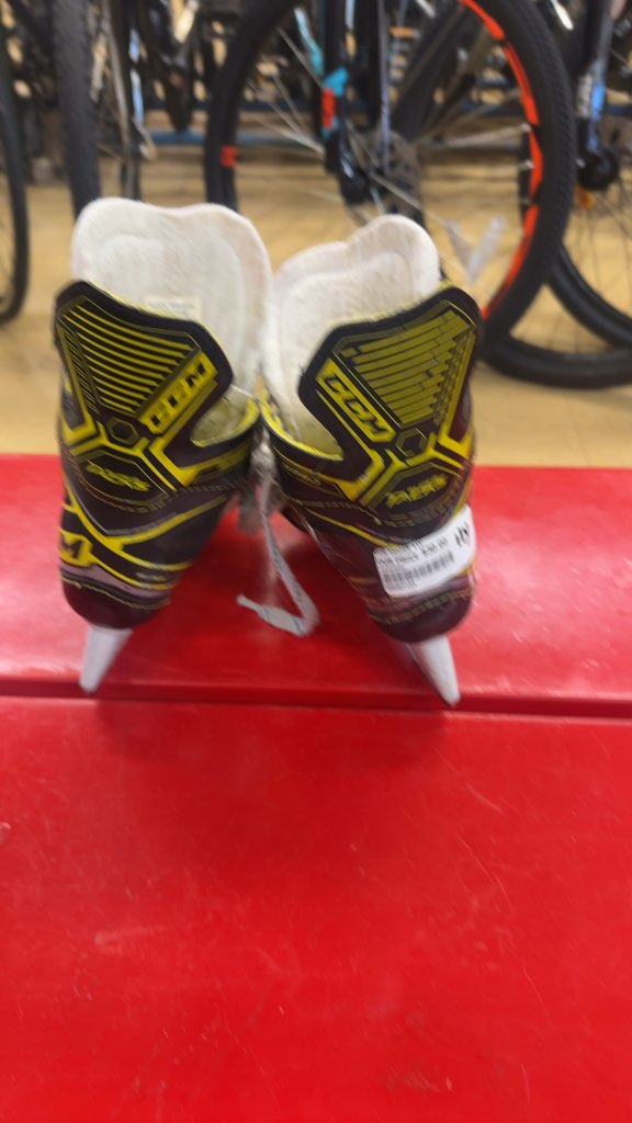 CCM Super Tacks 9350 Youth Hockey Skates Used Size 11