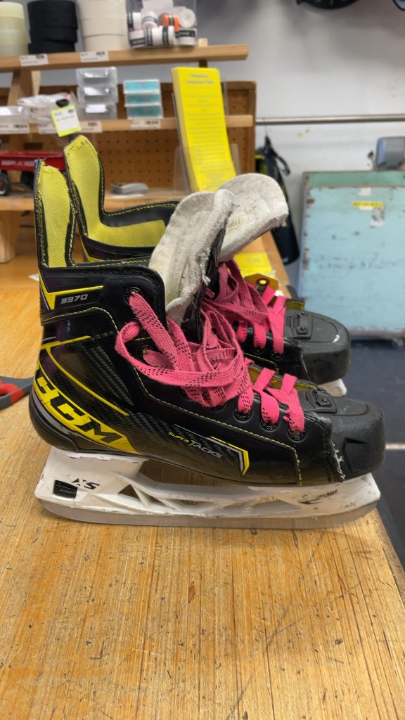 CCM Super Tacks 9370 Hockey Skates - Size 5.5