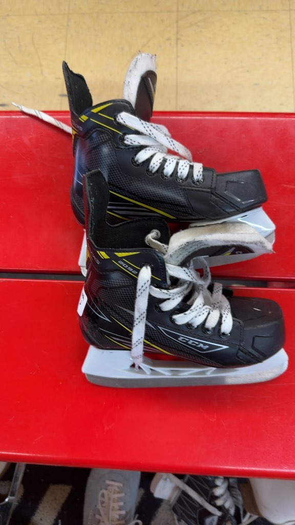 CCM Tacks 2092 Youth Hockey Skates Black/Yellow Size 13Y