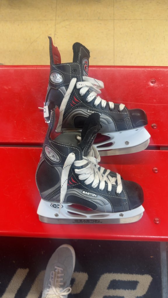 Easton Ice Hockey Skates Synergy 900 Used Condition Size 2 - image 1