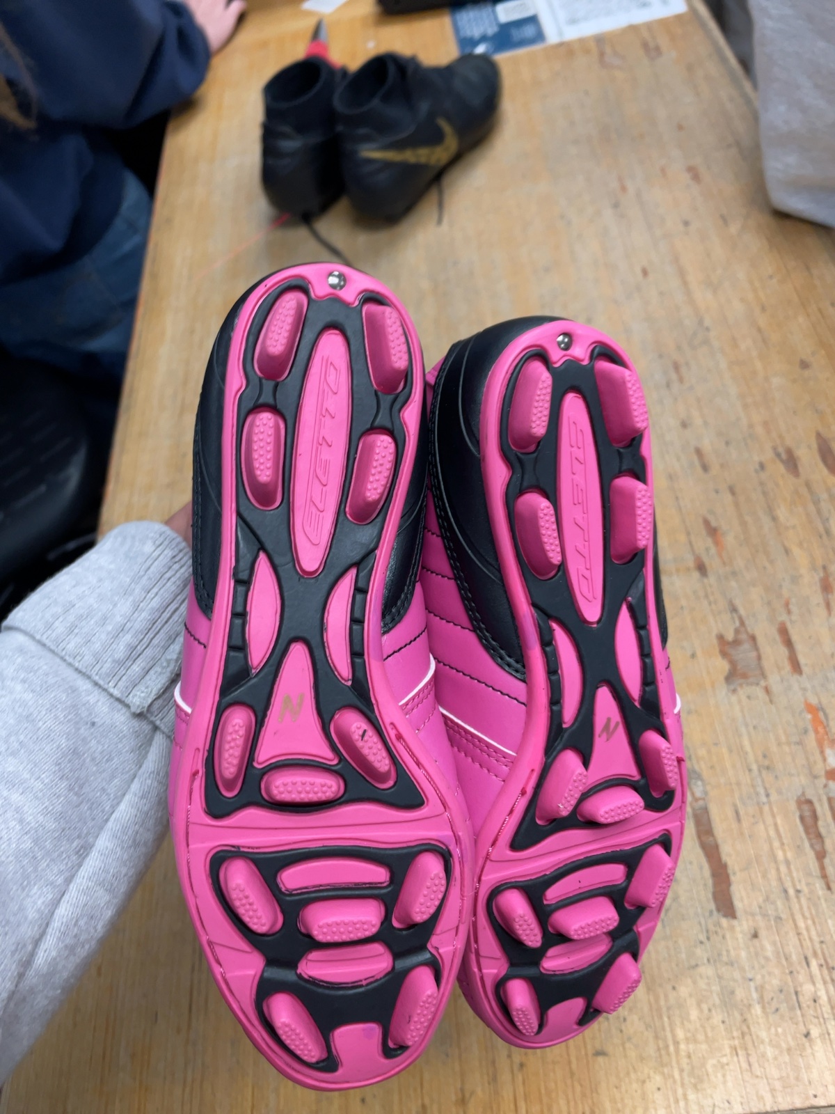 Eletto Soccer Cleats Size 5 Pink/Black