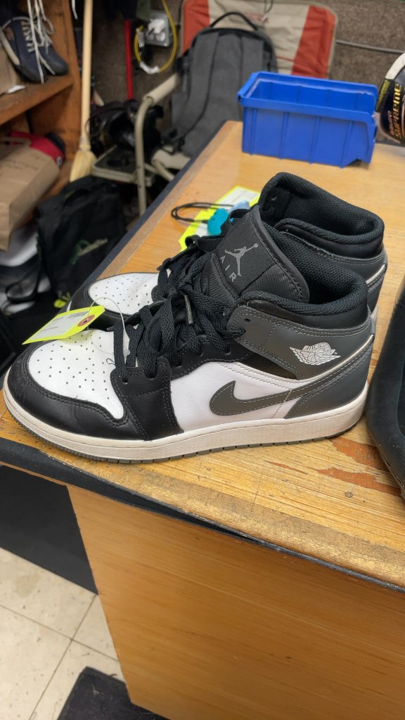 Jordan Air Jordan 1 Mid Sneakers - Size 6.5