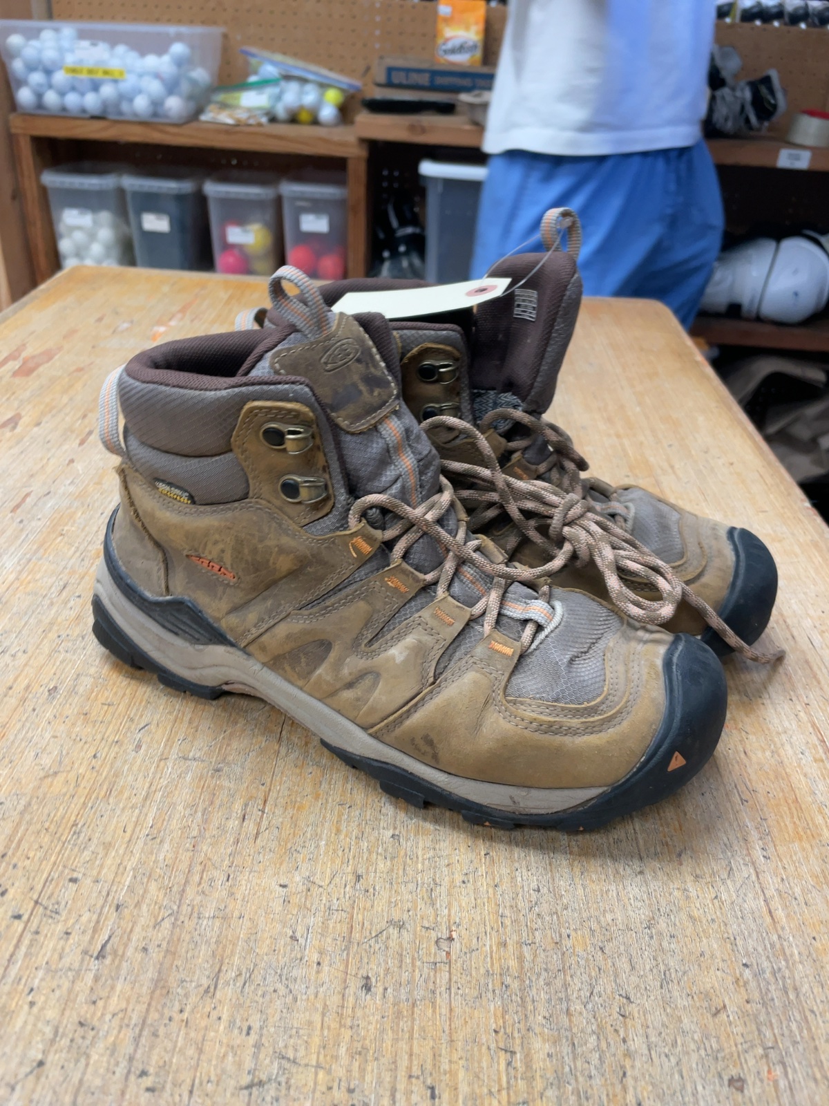 KEEN Hiking Boots Size 9 Brown