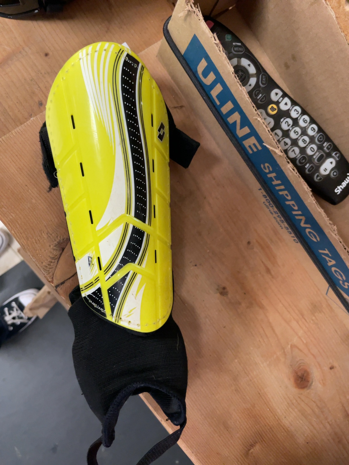 Lotto Soccer Shin Pads Size Small Yellow/Black