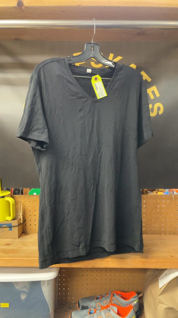 Lululemon Men's V-Neck T-Shirt - Black - Size Large