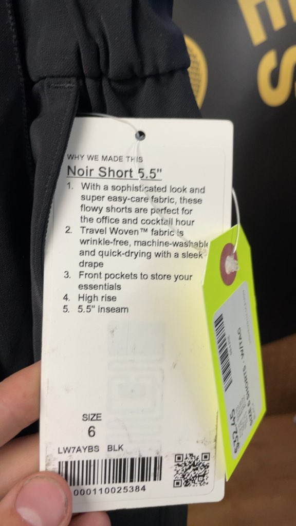Lululemon Noir Short 5.5" - Size 6 - Black