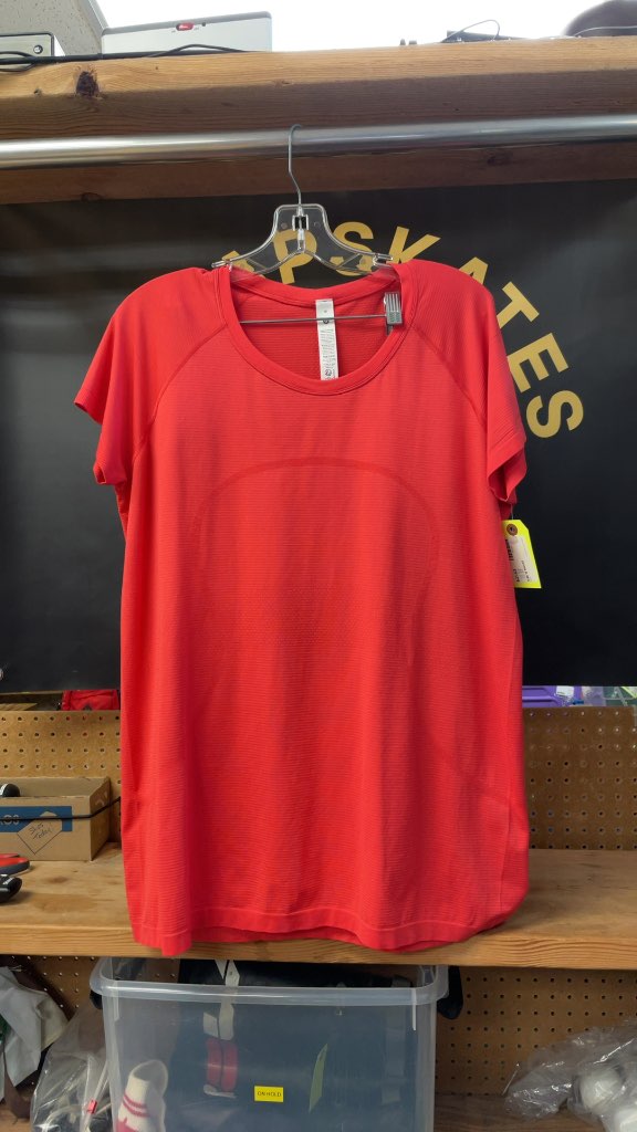 Lululemon Women's Size 18 Red T-Shirt