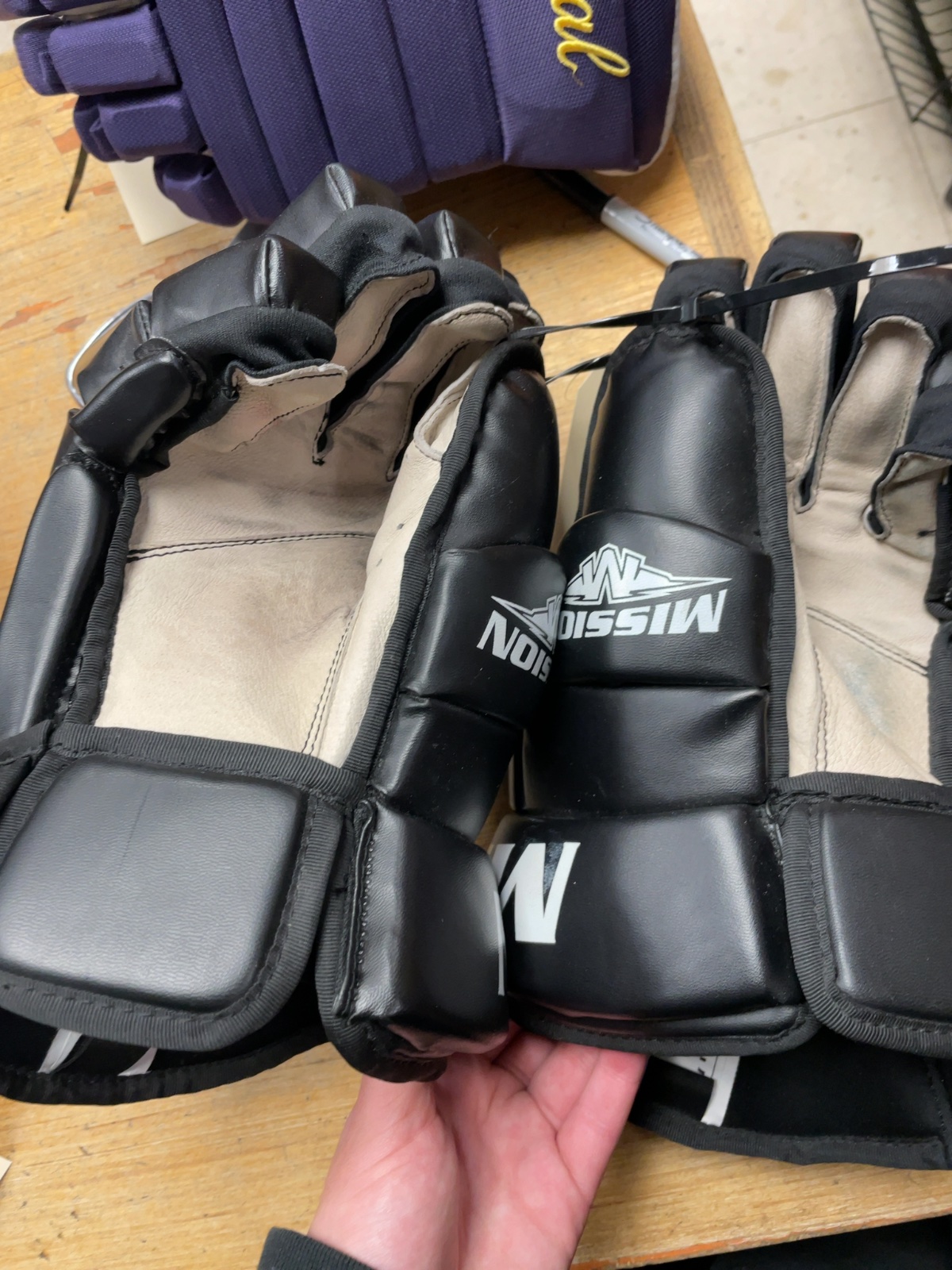 Mission Hockey Gloves 14" Black/White