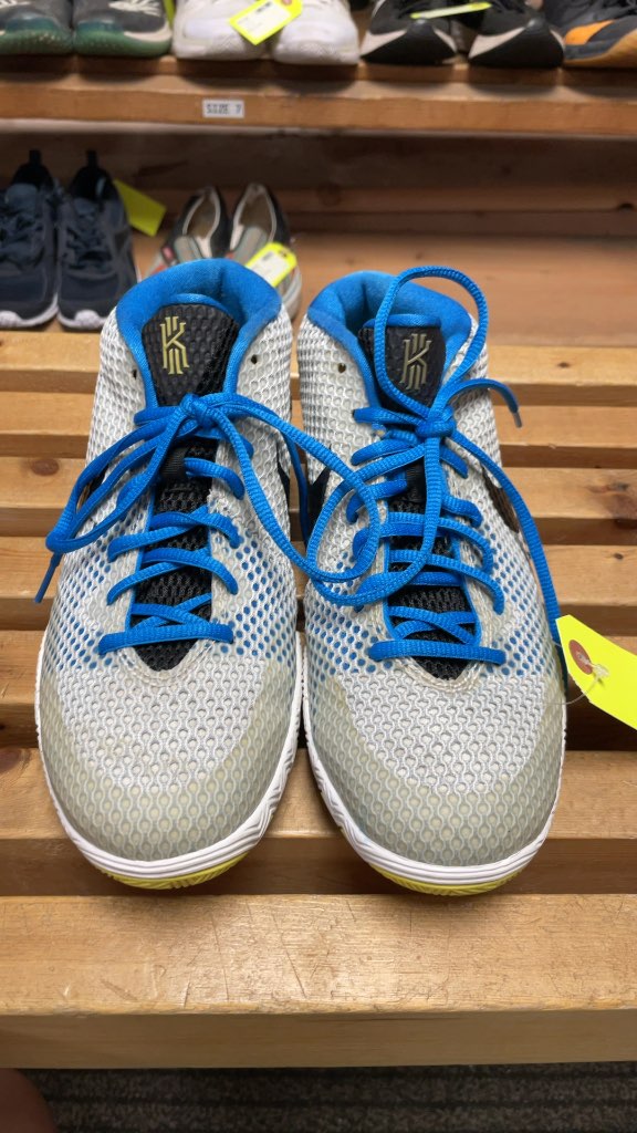 Nike Kyrie 1 Basketball Shoes Size 7 Silver/Blue