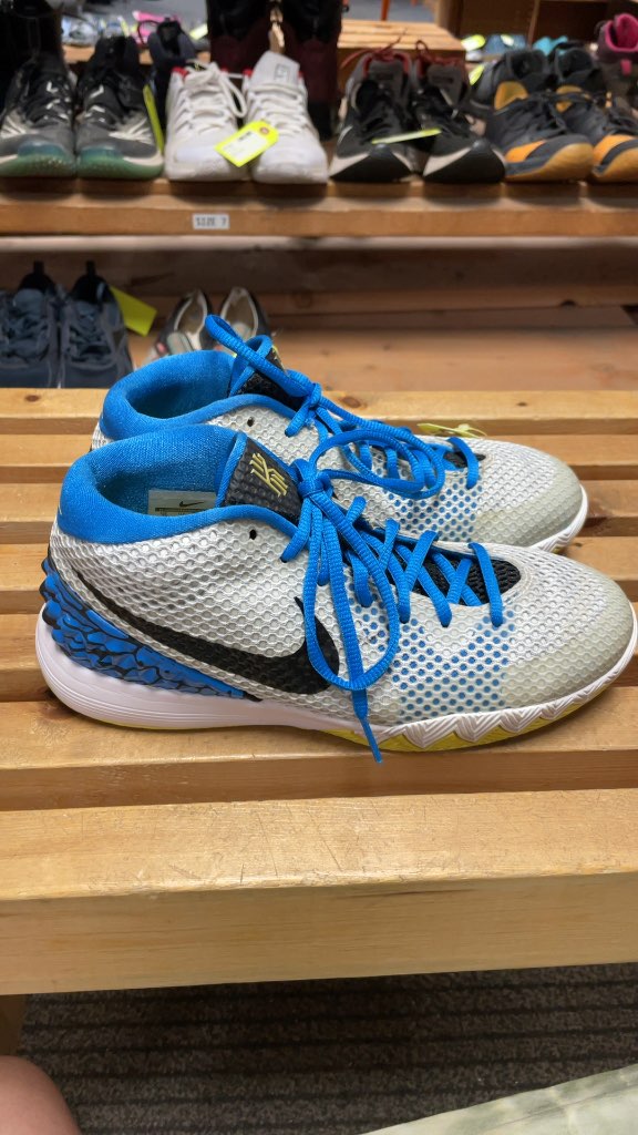 Nike Kyrie 1 Basketball Shoes Size 7 Silver/Blue