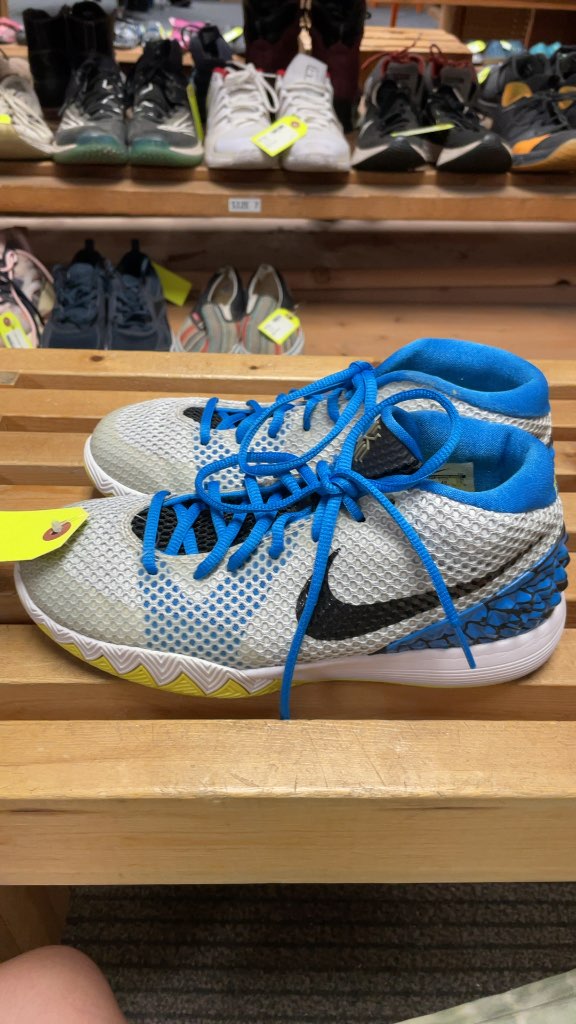 Nike Kyrie 1 Basketball Shoes Size 7 Silver/Blue