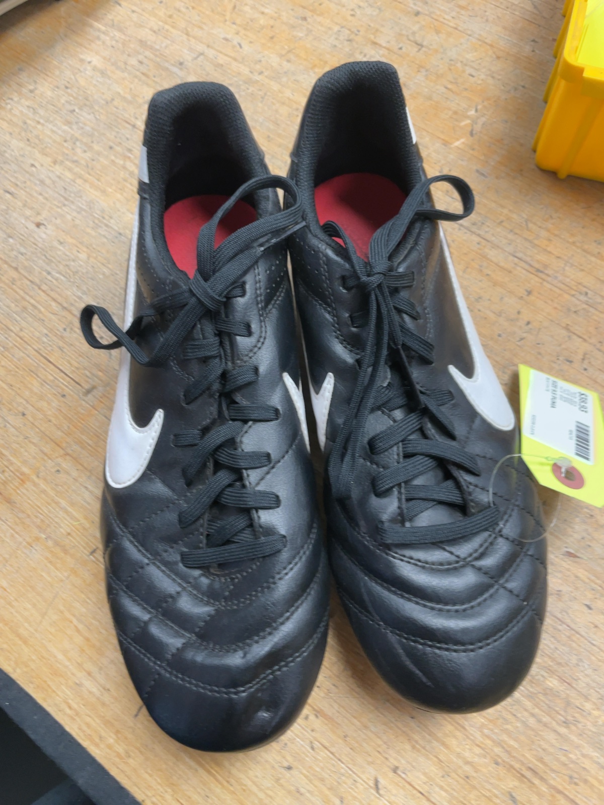 Nike Tiempo Size 9.5 Soccer Cleats