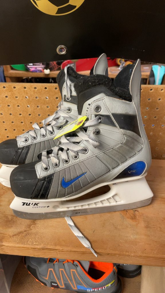 Nike V4 Hockey Skates - Size 6