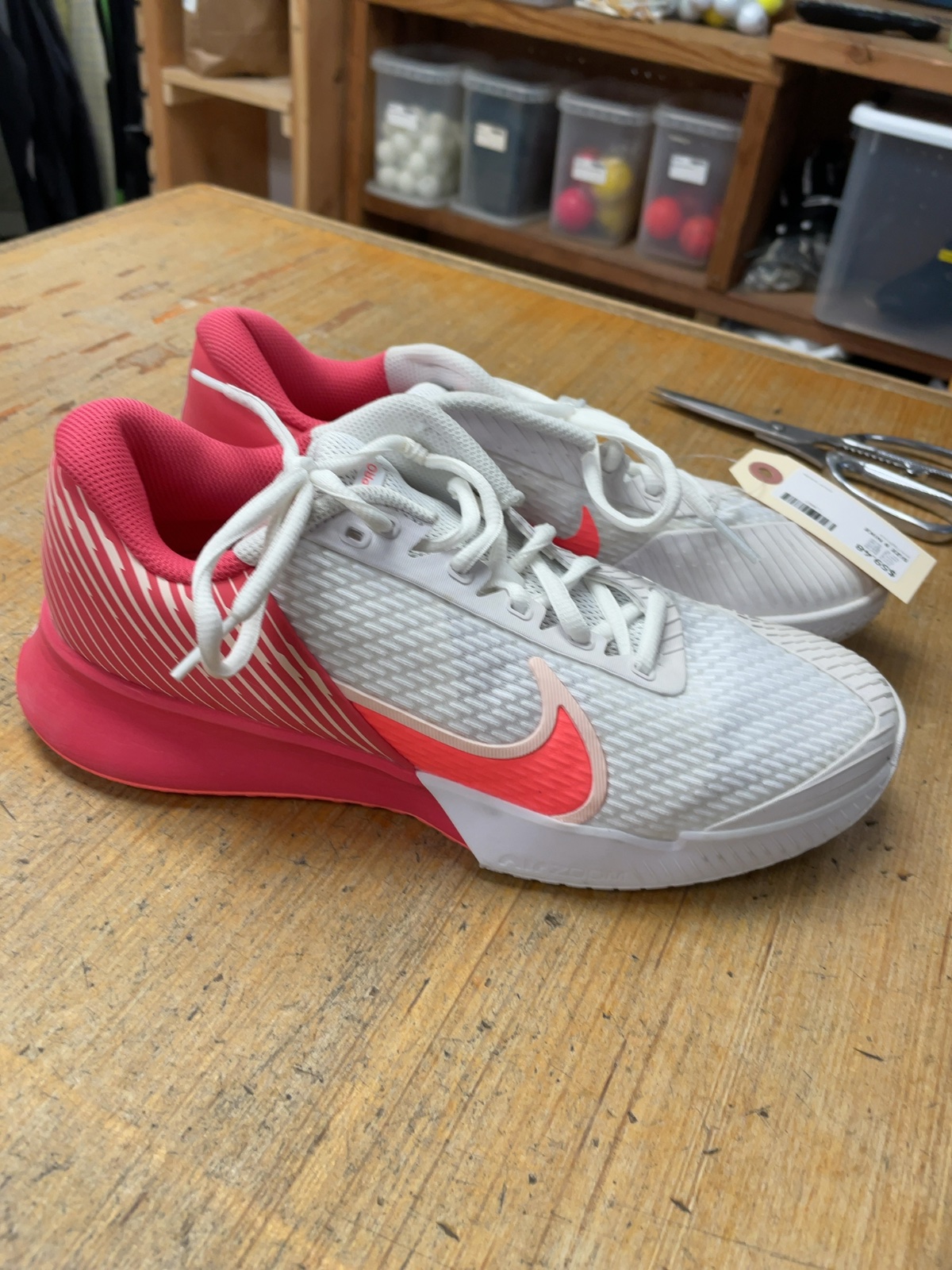 Nike Vapor Pro Size 9 White/Pink Court Shoes