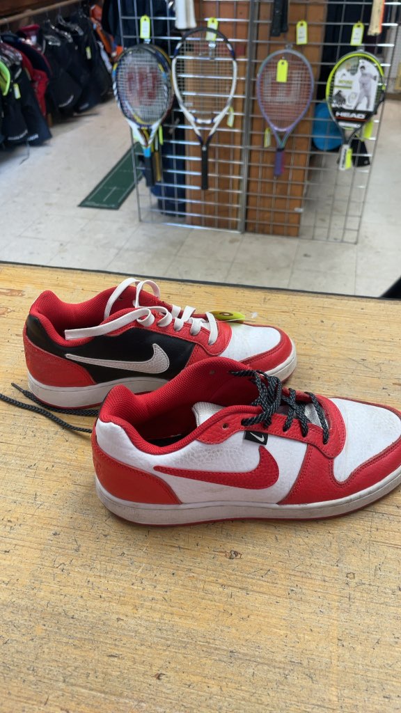 Nike White and Red Sneakers - Size 7