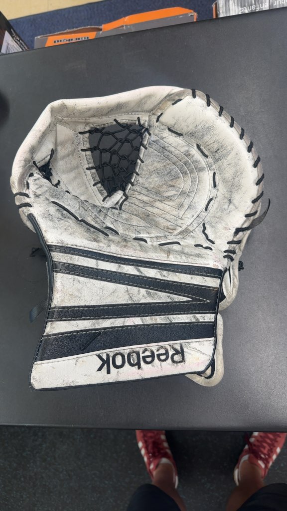 Reebok 18K Senior Goalie Catcher White/Black Used