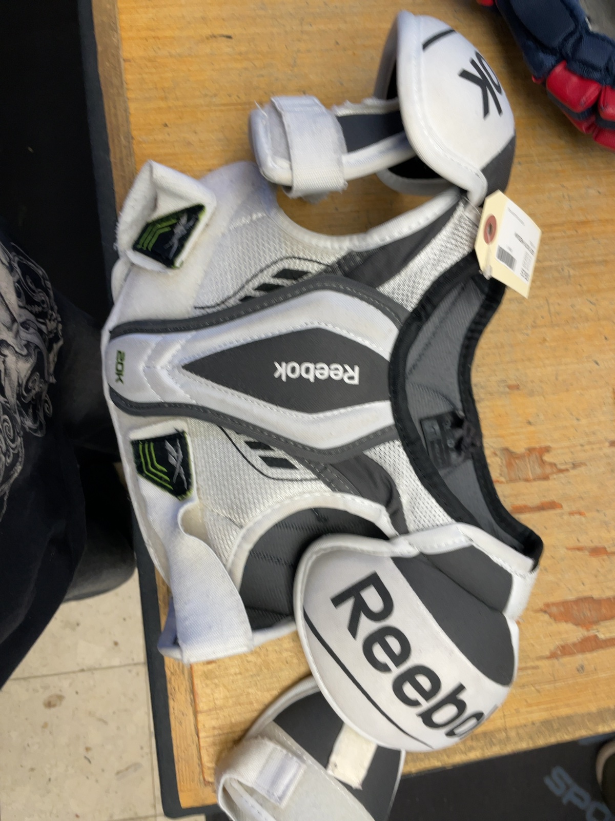 Reebok 20K Youth Medium Hockey Shoulder Pads
