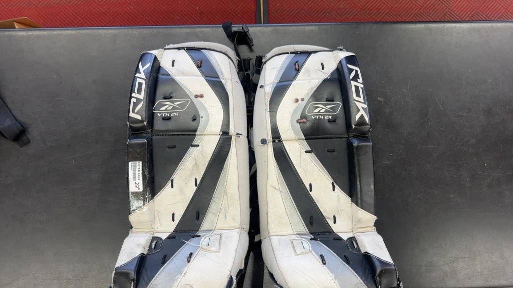 Reebok Goalie Leg Pads 2K Youth Used 22"