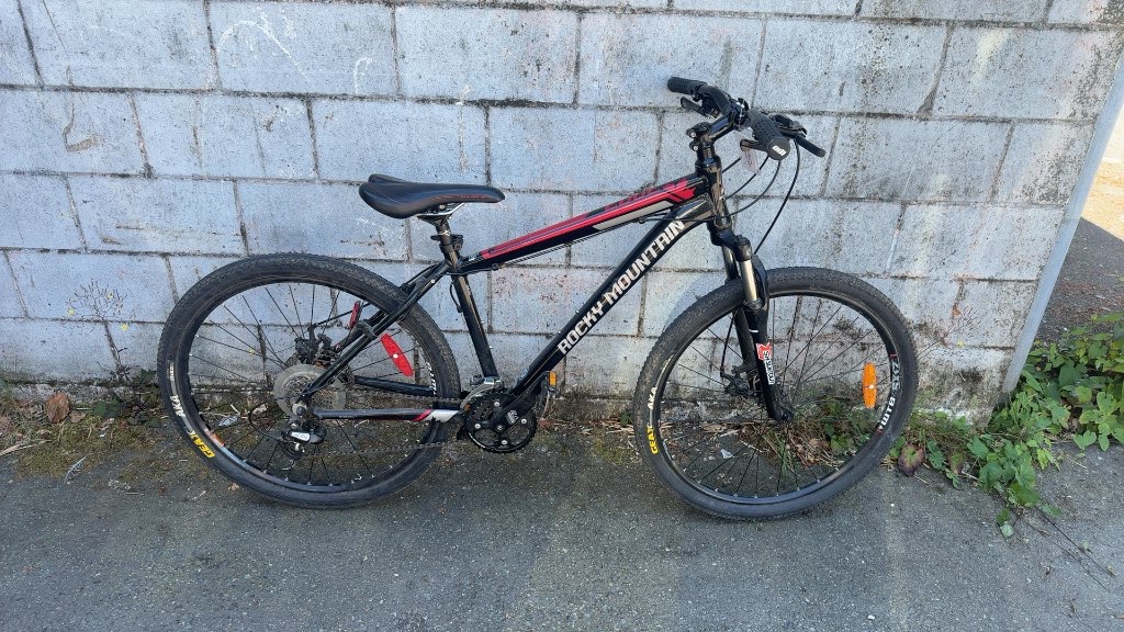 Rocky Mountain Edge Mountain Bike Black/Red 15" Frame 26" Wheels Good Condition