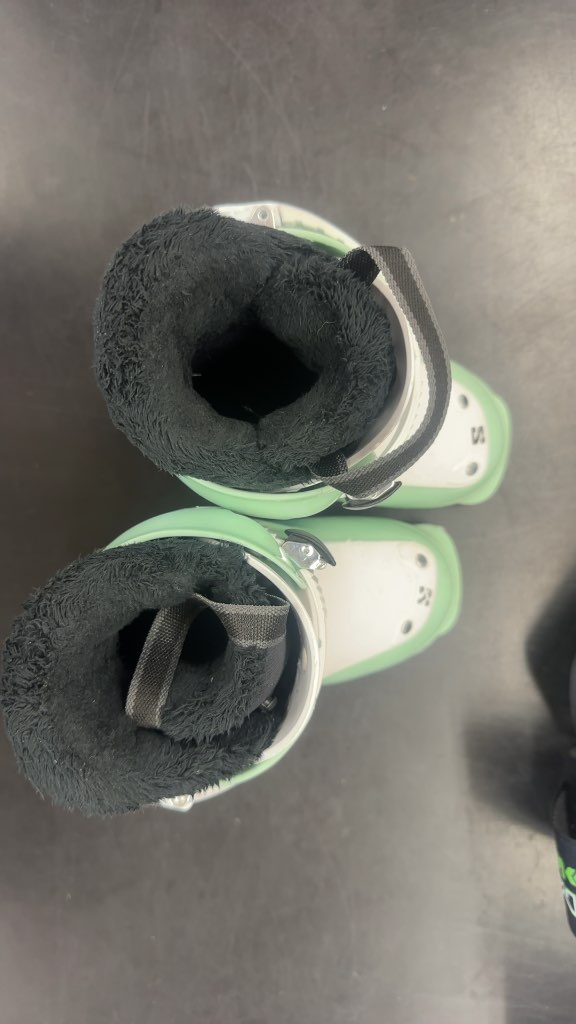 Salomon Junior Ski Boots Mint Green Used Size 15.5