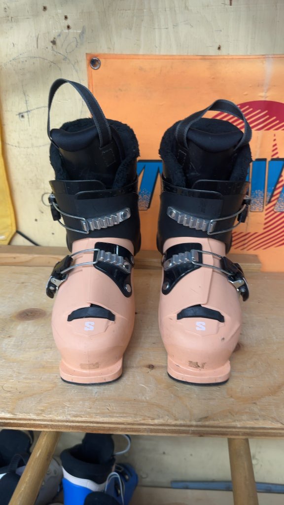 Salomon Kids Ski Boots T2 Peach/Black Good Condition Size 19.5