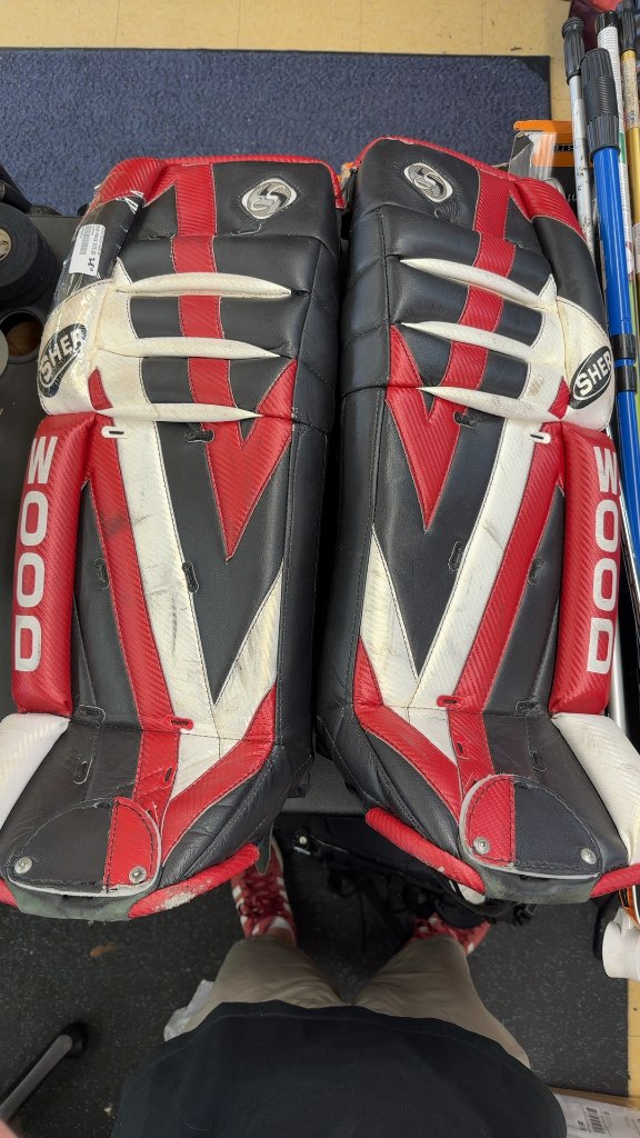 Sher-Wood Goalie Pads 3000 Red/Black/White Used 28"