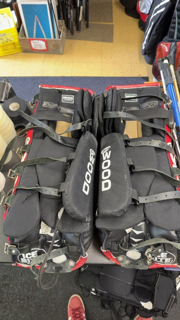 Sher-Wood Goalie Pads 3000 Red/Black/White Used 28"