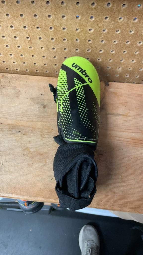 Umbro Soccer Shin Pads - Size Medium