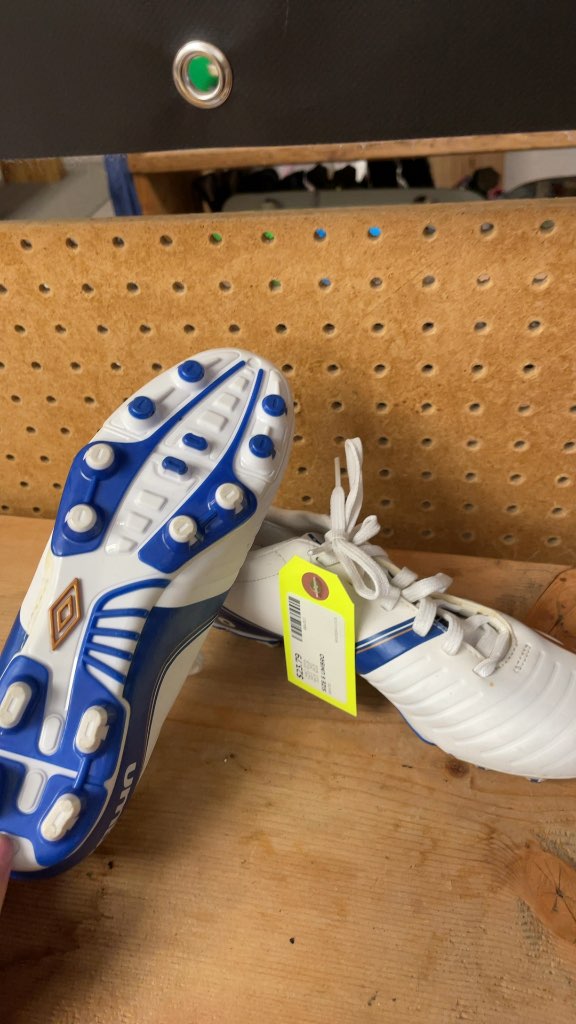 Umbro White Soccer Cleats Size 6