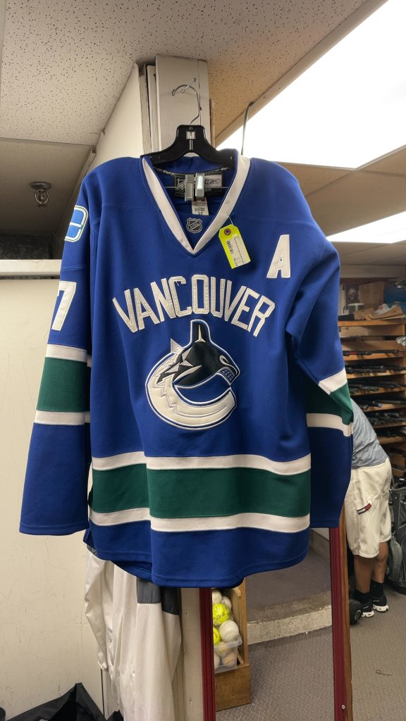 Vancouver Canucks Ryan Kesler #17 Blue Hockey Jersey - Size Large